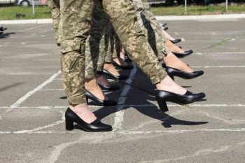 Женщины на каблуках — это неуважение к армии — ветеран