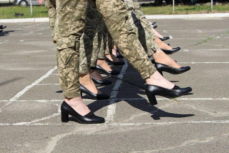 Жінки на підборах — це неповага до армії — ветеранка