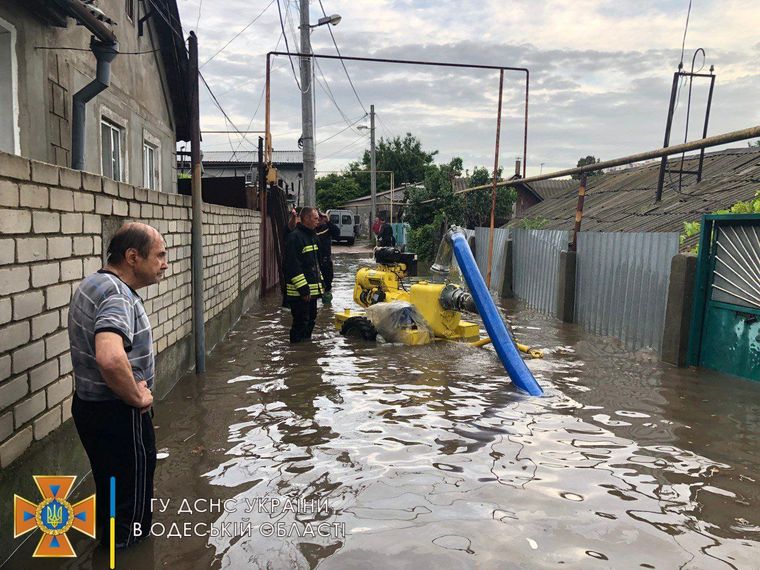 В Одессе масштабные паводки: затоплены улицы и повалены деревья (фото, видео)