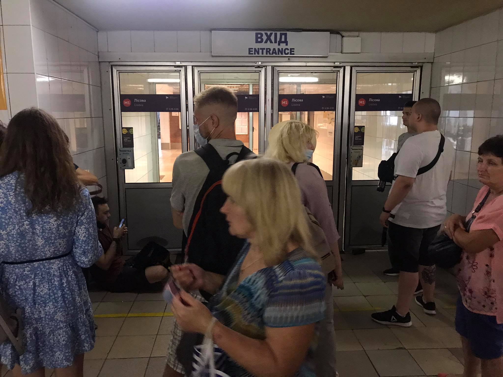 У київському метро частково обмежили рух поїздів через «людину під потягом»