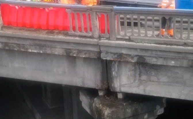 Петрук: Параллельные ограждения путепровода возле станции метро «Берестейская» падают с него уже много лет