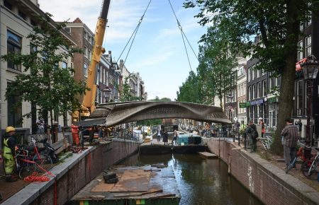 В Амстердаме открылся первый напечатанный на 3D-принтере стальной мост весом более 6 тонн (ФОТО)