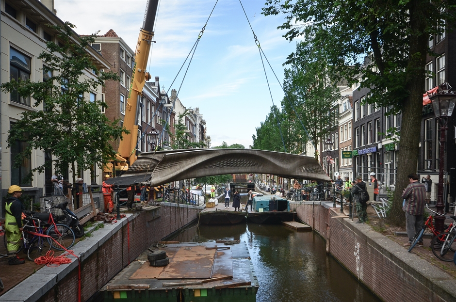 В Амстердамі відкрили перший надрукований на 3D-принтері сталевий міст вагою понад 6 тонн (фото)