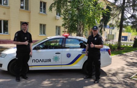 На Київщині чоловік вдарив поліцейського і розбив скло службового авто