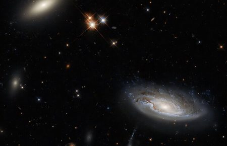 Hubble показал изображения сразу двух гигантских галактик (фото)