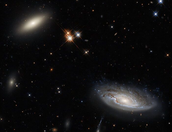 Hubble показав зображення одразу двох гігантських галактик (ФОТО)