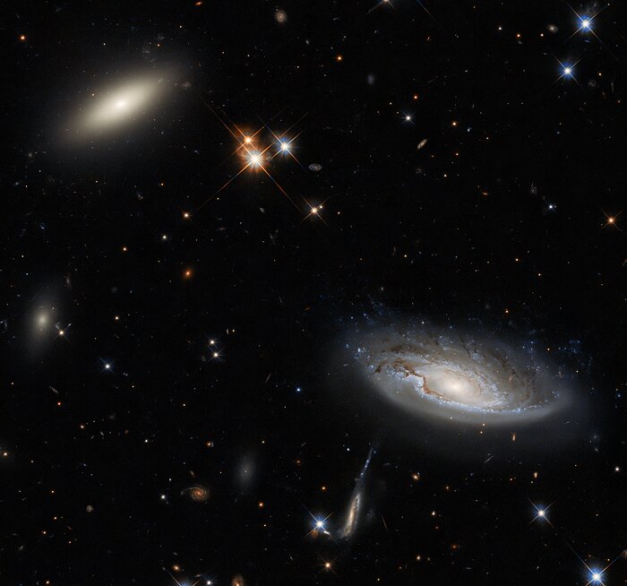 Hubble показал изображения сразу двух гигантских галактик (фото)