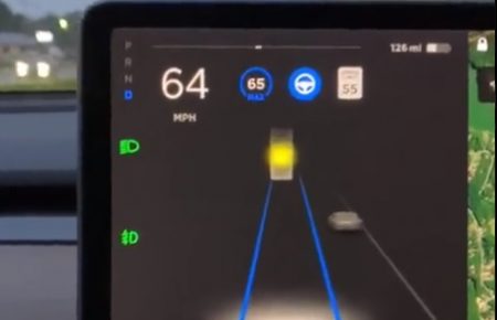 Автопілот Tesla сприймає Місяць за жовтий сигнал світлофора