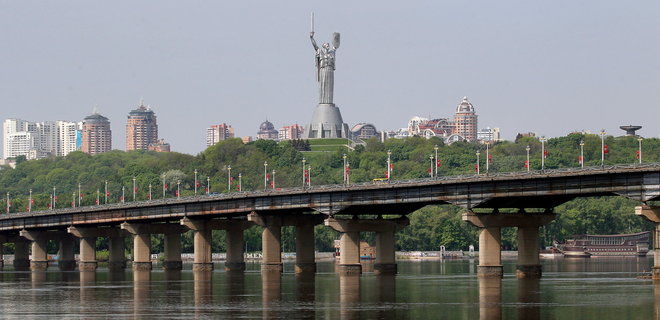 У Києві під мостом Патона прорвало тепломережу