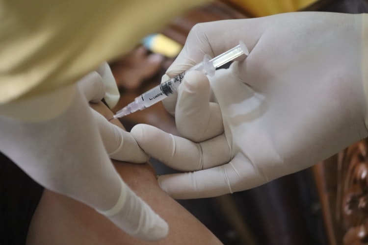 Платити за вакцинацію: чи мотивує це щепитись?