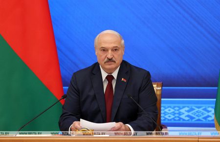 Лукашенко заявил, что власти Украины перебрасывают оружие на территорию Беларуси