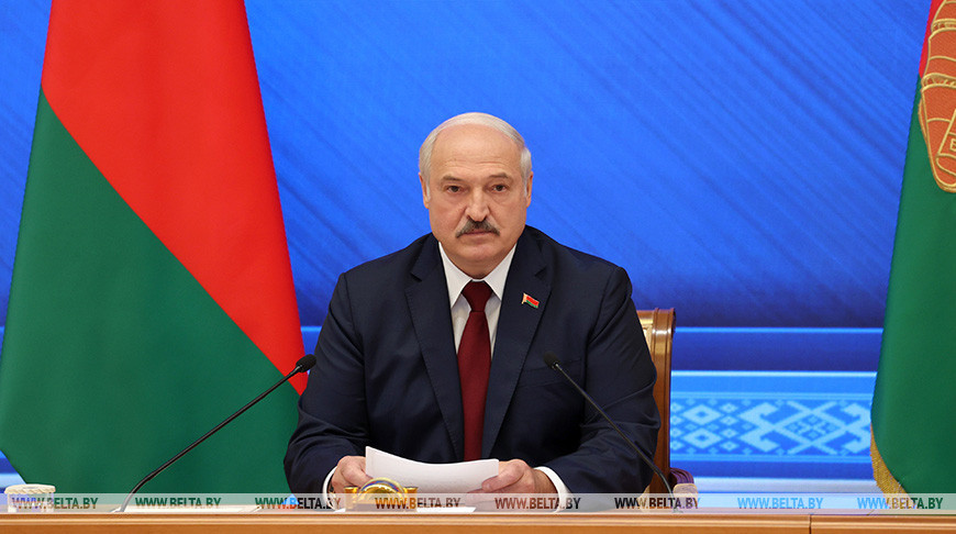Лукашенко заявил, что власти Украины перебрасывают оружие на территорию Беларуси