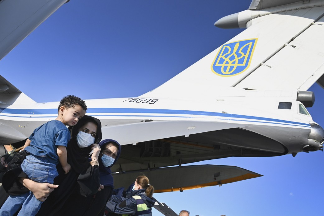 Евакуаційний борт із Кабула привіз в Україну 83 людини — Кулеба