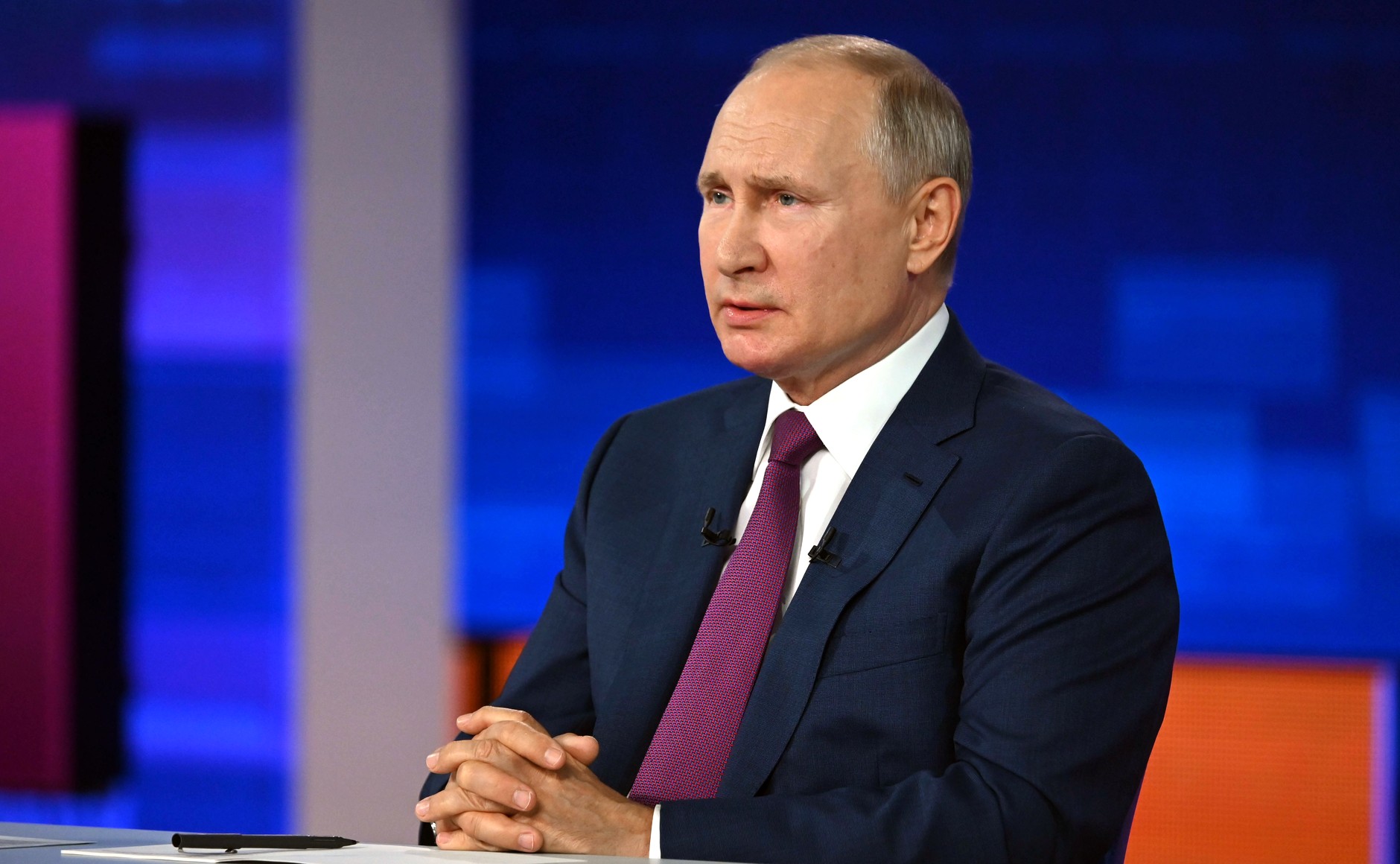 Путін у розмові з Макроном звинуватив Україну в загостренні ситуації на Донбасі