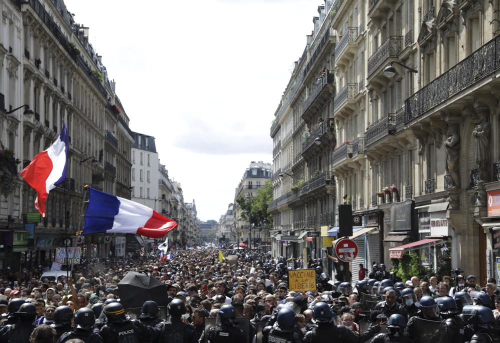 У Франції проти розширення дії COVID-паспортів протестували понад 200 тисяч людей