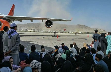 Возле аэропорта Кабула произошел взрыв: СМИ сообщают о более десяти погибших и раненых (видео)