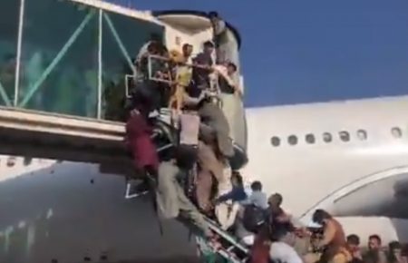 США призупиняє рейси евакуації з Кабула, щоб спробувати звільнити злітну смугу від людей — журналіст