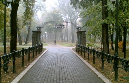 Якщо ви гуляєте Маріїнським парком, то прислухайтесь, чи не тріщать під ногами кісточки — історик