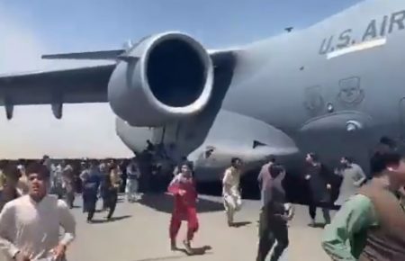 В аэропорту Кабула люди цеплялись за шасси военного самолета, пытаясь покинуть страну, есть погибшие (видео)