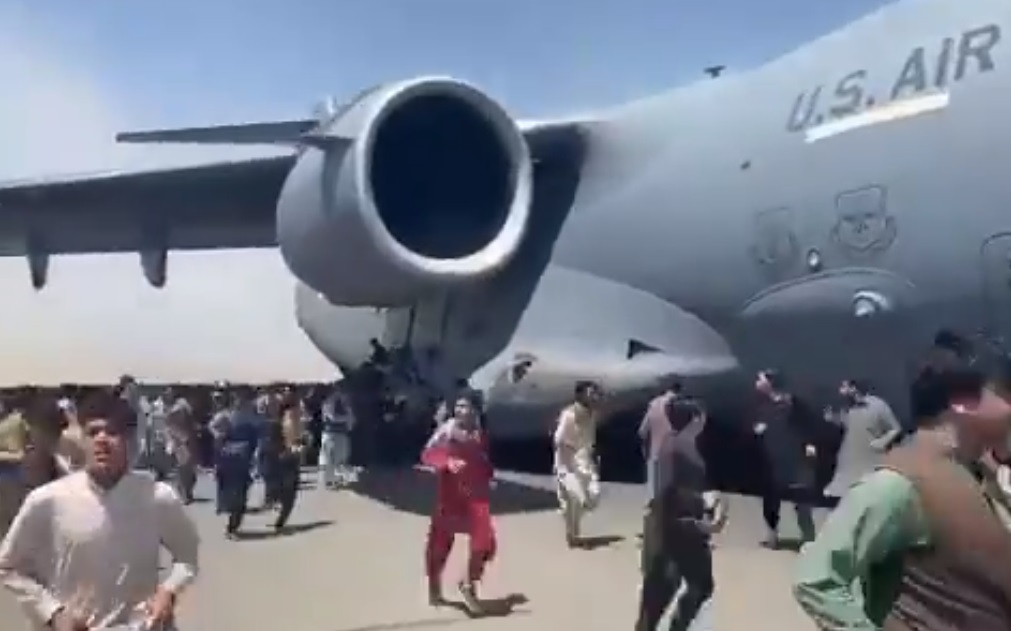 В аеропорту Кабула люди чіплялися за шасі військового літака, намагаючись залишити країну, є загиблі (ВІДЕО)