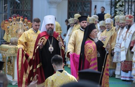 Варфоломей и Епифаний проводят литургию на территории Софии Киевской (видео)
