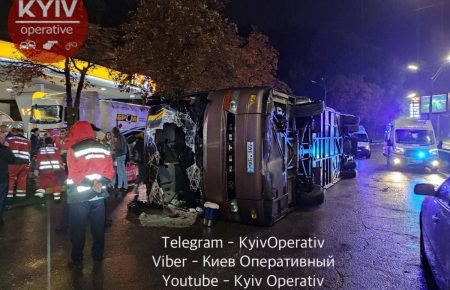 У Києві перекинувся автобус сполученням «Кишинів-Москва», постраждали 18 людей (ФОТО)