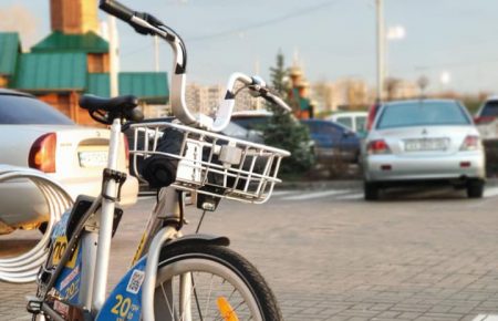 Один з сервісів велопрокату у Києві заборонив паркувати свої велосипеди на Троєщині