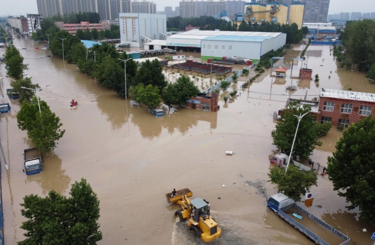 Унаслідок повеней в Китаї загинула щонайменше 21 людина, 5 міст оголосили червоний рівень тривоги