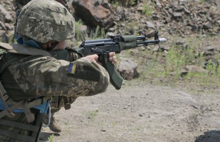 На Донбасі внаслідок обстрілу один військовий загинув, другий — дістав поранення