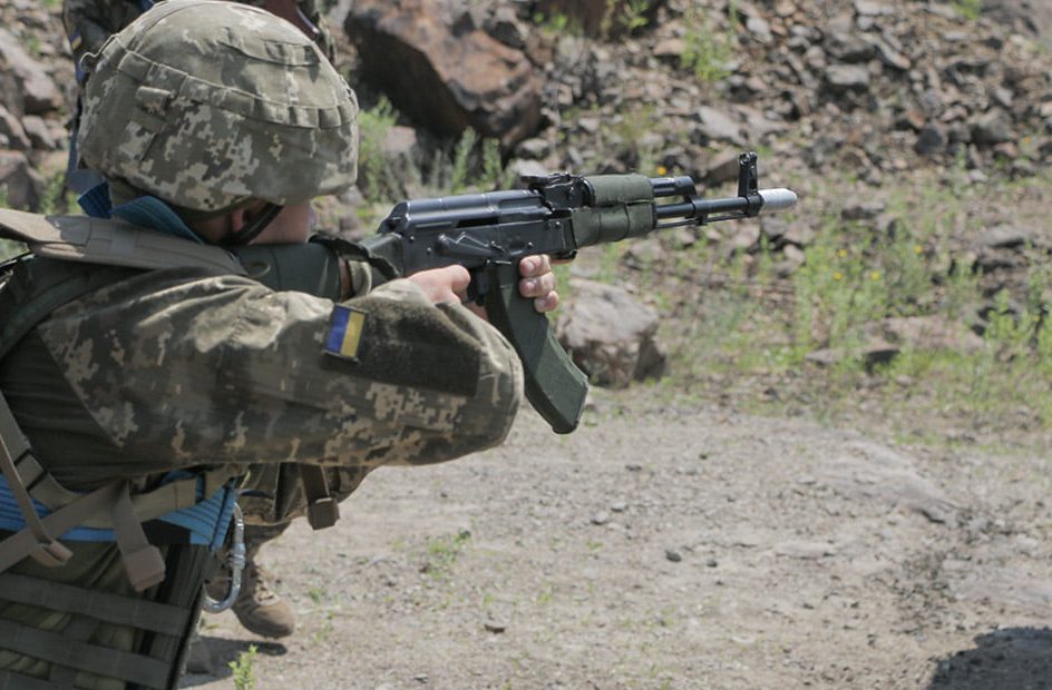 На Донбасі внаслідок обстрілу один військовий загинув, другий — дістав поранення