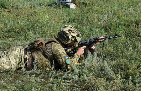 На Донбассе боевики обстреляли украинские позиции, ранен военный