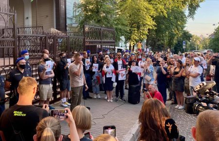 У Києві біля посольства Білорусі близько 200 людей зібралися на акцію пам'яті Шишова