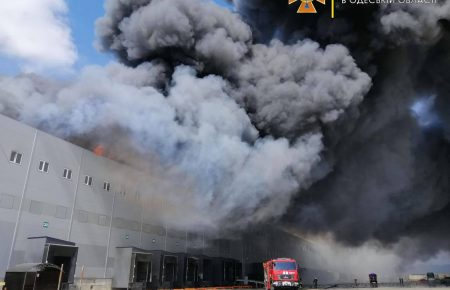 Пожежа на складах під Одесою: вогонь локалізовано, гасіння ускладнює вітер (ВІДЕО)