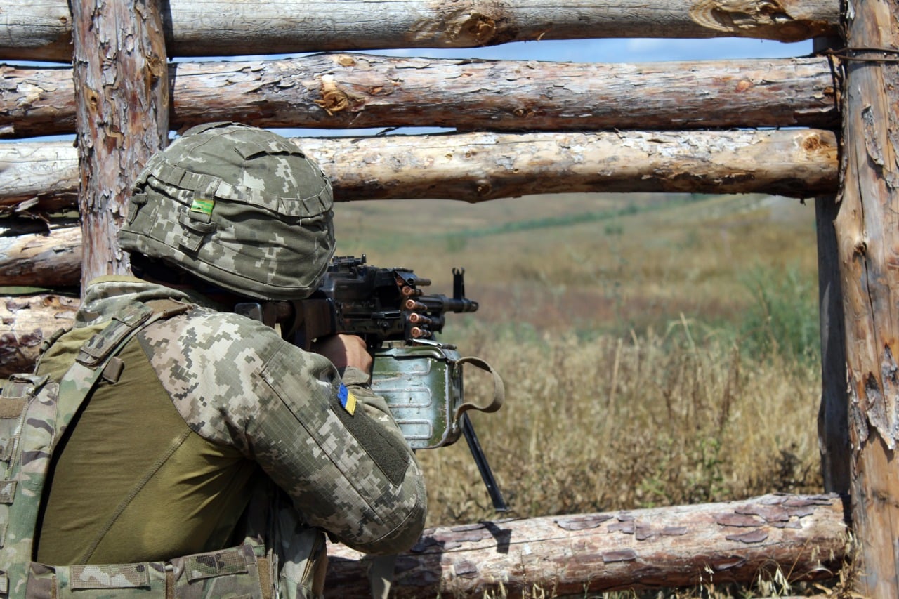 На Донбасі внаслідок обстрілів бойовиків загинув український військовий