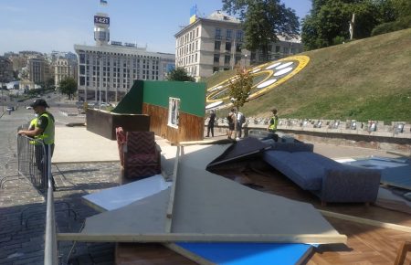 «Нацкорпус» зруйнував декорації, які встановили посеред меморіалу на Алеї Героїв Небесної Сотні у Києві
