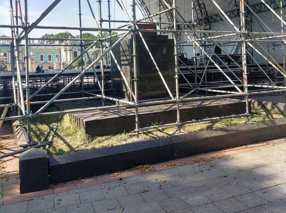 У Маріїнському парку в Києві прямо на похованні встановили сцену