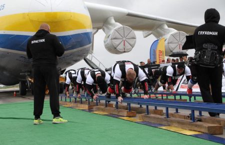 На аеродромі «Антонов» стронгмени протягнули «Мрію» і встановили рекорд України (ВІДЕО)
