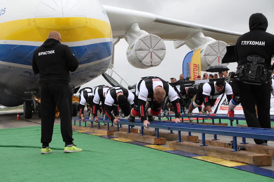 На аеродромі «Антонов» стронгмени протягнули «Мрію» і встановили рекорд України (ВІДЕО)