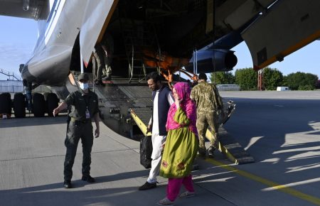 У Києві приземлився літак з евакуйованими з Афганістану