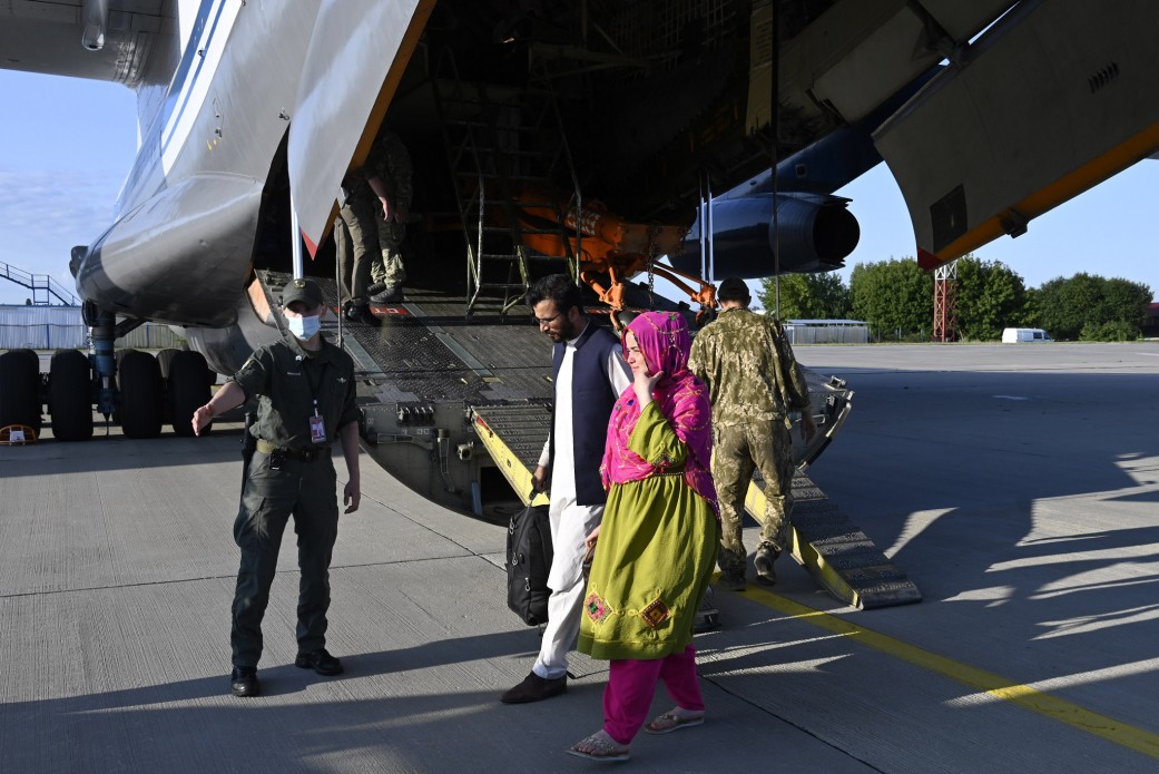 У Києві приземлився літак з евакуйованими з Афганістану