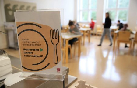Простой трюк: в Финляндии придумали, как сделать вегетарианскую пищу более популярной среди школьников и студентов