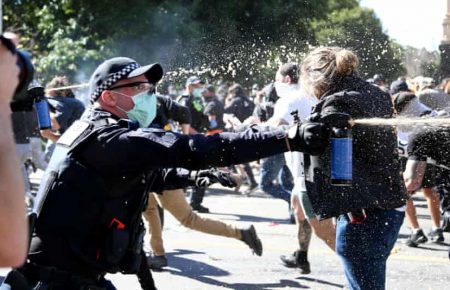 В Австралії на протесті проти локдауну відбулися сутички з поліцією