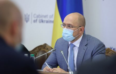 В Україні запровадять обов’язкову вакцинацію від коронавірусу для вчителів та держслужбовців — Шмигаль
