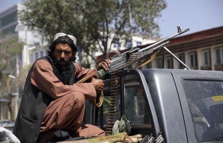 «Вимагають віддати зброю»: В Афганістані на військових базах заблоковані щонайменше 12 українців