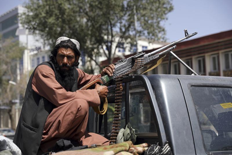 «Вимагають віддати зброю»: В Афганістані на військових базах заблоковані щонайменше 12 українців