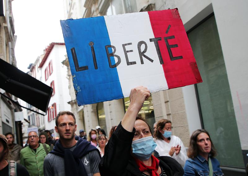 Протестна субота у Франції: понад 230 тисяч людей вийшли на вулиці проти розширення дії «санітарних перепусток» (ФОТО, ВІДЕО)