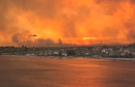 Пожежі у Греції: десятки людей евакуювали з острова на човні (відео)