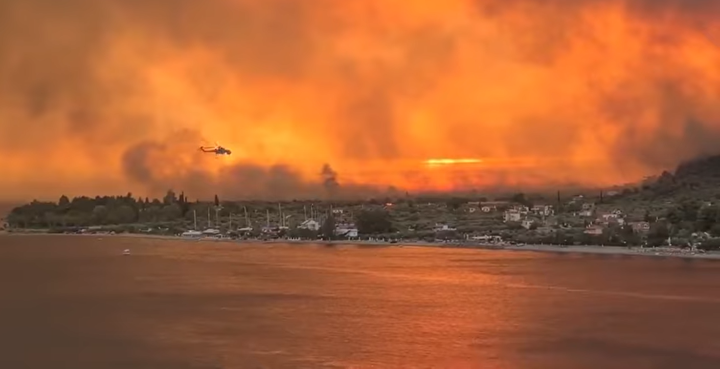 Дождь из пепла: в Греции из-за пожаров десятки людей эвакуировали с острова на лодке (видео)