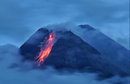 На індонезійському острові Ява «прокинувся» вулкан Мерапі