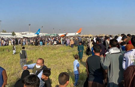 В аэропорту Кабула толпа прорвалась на летное поле, военные стреляют в воздух